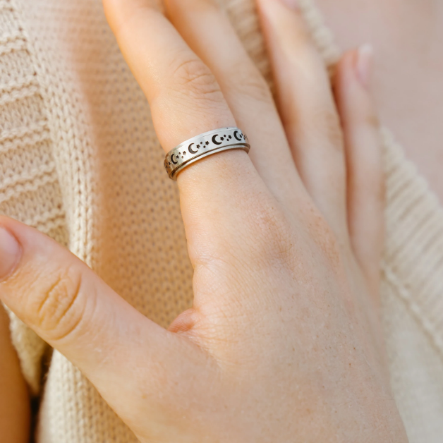 lusailstore - Moon and Stars Rotating Ring