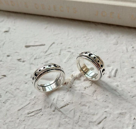lusailstore - Moon and Stars Rotating Ring